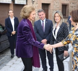 Su Majestad la Reina Doña Sofía recibe el saludo de la presidenta de Hispania Nostra, Araceli Pereda